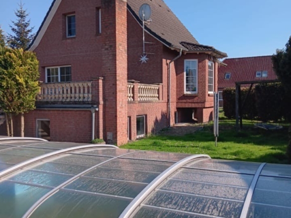 Schönes Einfamilienhaus mit großen Pool und Doppelgarage !!!